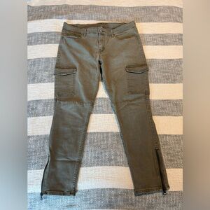 Levi’s Khaki Green SZ 32 Cargo Ankle Denim Pants Zipper Detail on Ankle